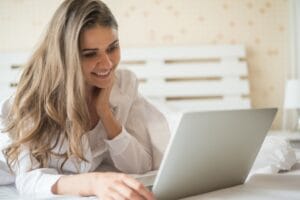 Madre de familia solicitando el certificado de estudios por internet en Perú