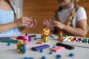 Niños pequeños en un nido o jardín de educación inicial en Perú